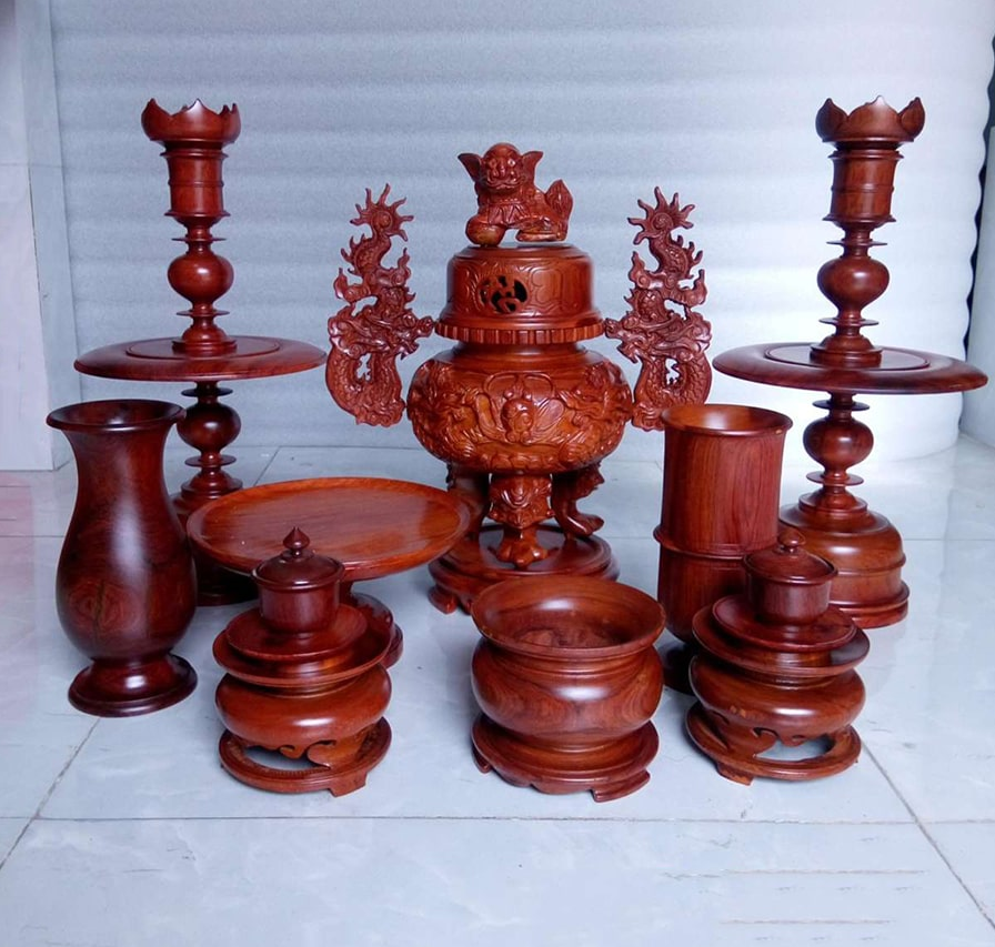 Cặp đèn thờ gỗ xà cừ.png